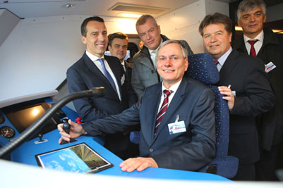 Christian Kern, CEO of ÖBB; Jürgen Wilder, CEO of Siemens Business Unit Mainline Transport; Jochen Eickholt, CEO of the Siemens Mobility Division; the Austrian Federal Minister for Transport, Alois Stöger; Reinhold Entholzer