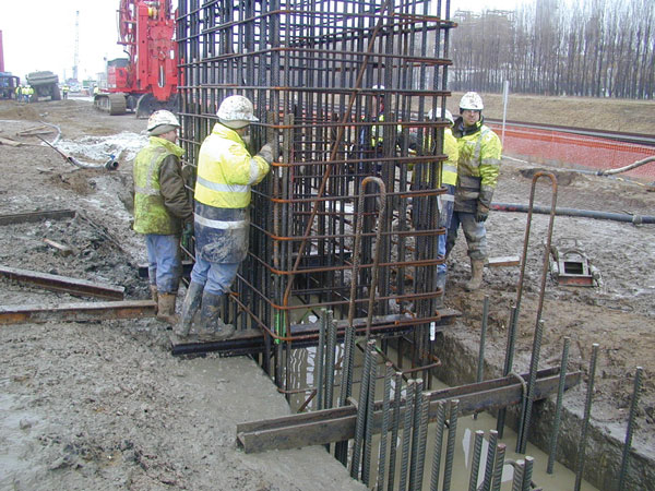 Also at the Liefkenshoek rail link, safety has absolute priority, including through the building of 14 evacuation shafts along the entire route. This image shows the foundation works for one of the evacuation shafts