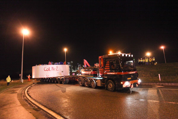 In mid-November 2009, the cutting shield was transported by a special night-time transport from the Deurganck dock to its assembly point on Antwerp’s Left Bank