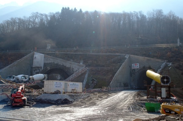 Driving work in the area of the portal at Vigana is taking place only slightly below the motorway