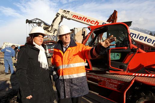 Project Manager Thomas Wörndl showing Gabi Burgstaller, Governer of Salzburg, the construction site. Copyright: ÖBB / Gfrerer