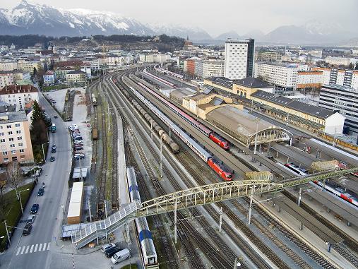 The middle platform used to be the barrier for international trains. The historic situation of Salzburg, being a frontier post between Austria and Germany, has changes with the integration of the European Union. Copyright: ÖBB