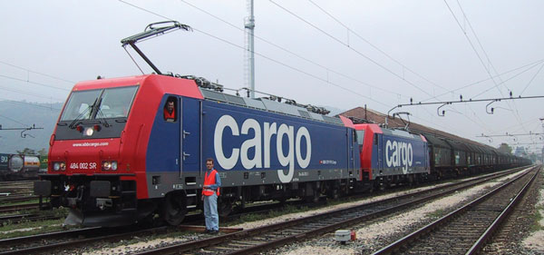 Figure 1: The SBB Cargo Re 484is the first multi-system locomotive of the TRAXX platform. It is designed as a four-system cross-border locomotive. The Re 484 currently operates between Switzerland and Italy