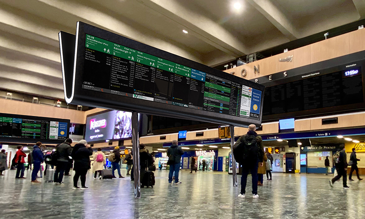Architect's impression of how the new screens will look on Euston's concourse