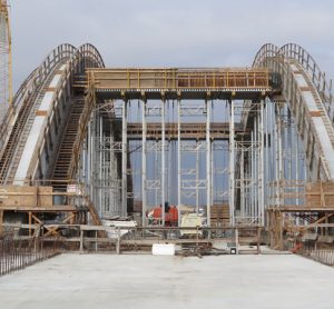 California high-speed rail San Joaquin River Viaduct, crews have begun placing concrete to form the center spans of the viaduct’s signature arches – representing the entrance into the City of Fresno