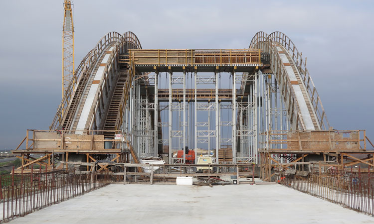 California high-speed rail San Joaquin River Viaduct, crews have begun placing concrete to form the center spans of the viaduct’s signature arches – representing the entrance into the City of Fresno