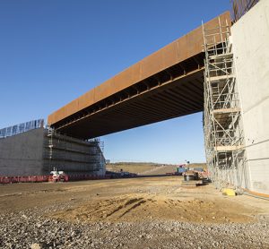 East West Rail bridge lifted into place by HS2 main works contractors EKFB