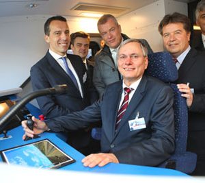 Christian Kern, CEO of ÖBB; Jürgen Wilder, CEO of Siemens Business Unit Mainline Transport; Jochen Eickholt, CEO of the Siemens Mobility Division; the Austrian Federal Minister for Transport, Alois Stöger; Reinhold Entholzer