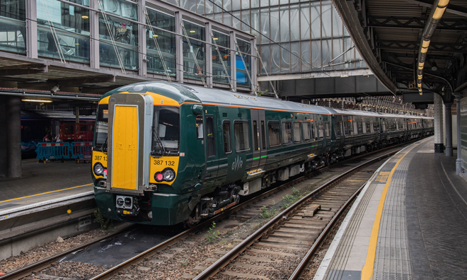 New Class 387 Electrostar EMUs begin operation on Thames Valley services
