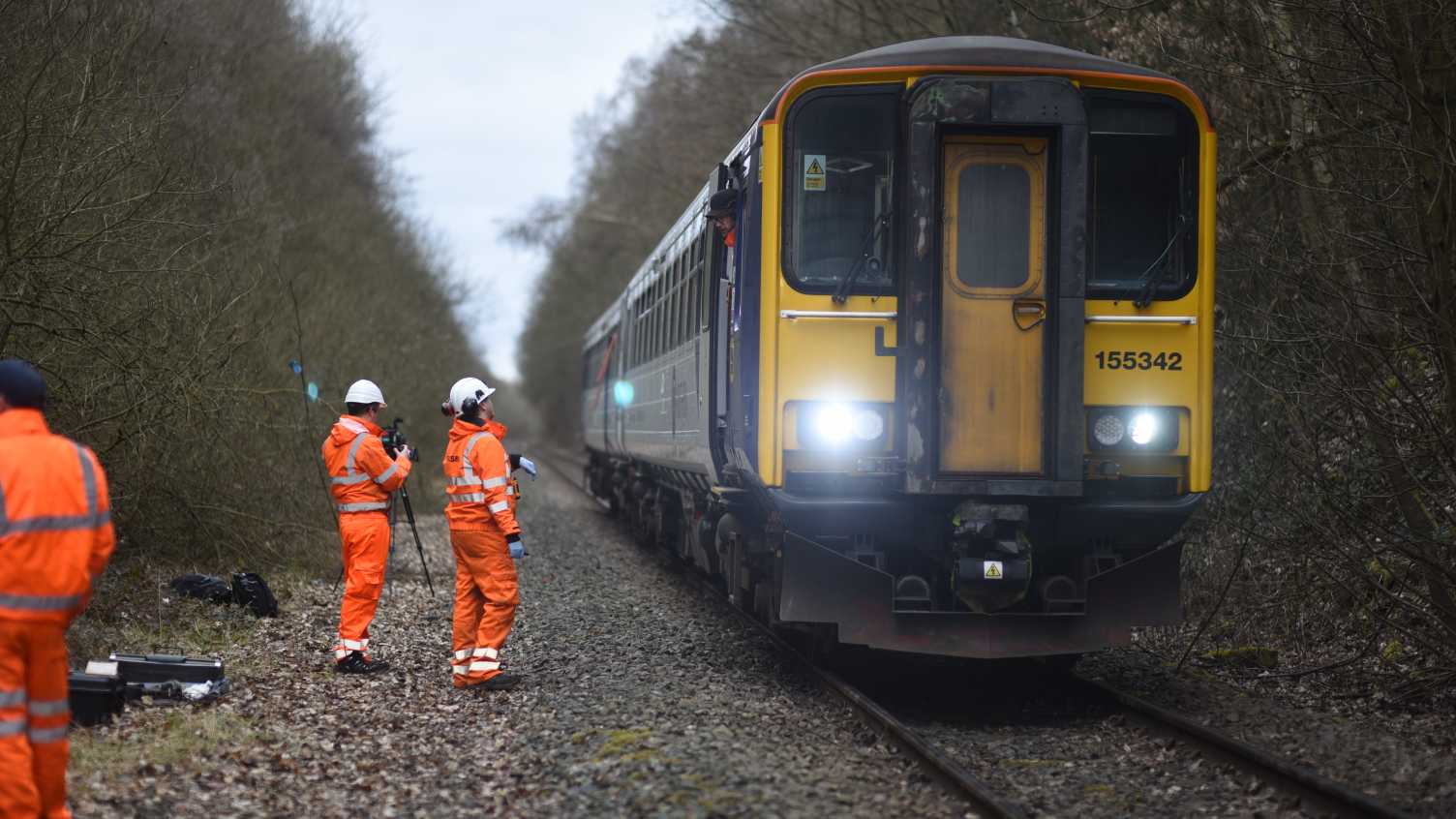 Dry ice technology to be trialled to clear leaves off UK railway lines