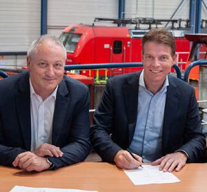 Alstom and DB Cargo leaders signing a maintenance contract