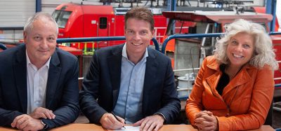 Alstom and DB Cargo leaders signing a maintenance contract