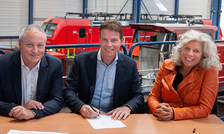 Alstom and DB Cargo leaders signing a maintenance contract