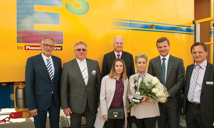 Figure 3: Official handover of the Unimat 09-32/4S Dynamic E³ to Krebs Gleisbau during InnoTrans 2016