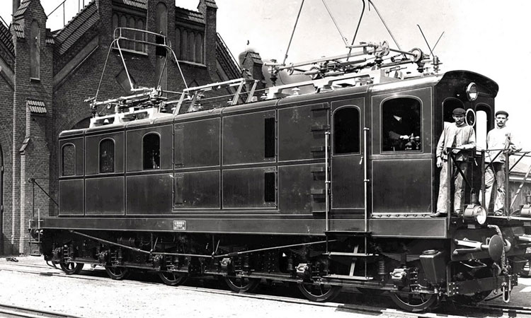 Locomotive No. 3 fitted with bow pantographs for the overhead contact line on the Regensdorf‑Wettingen route