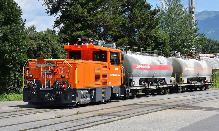 Bi-modal shunting locomotive with pantograph and traction battery at Untervaz-Trimmis (RhB’s Geaf 2/2 class loco)