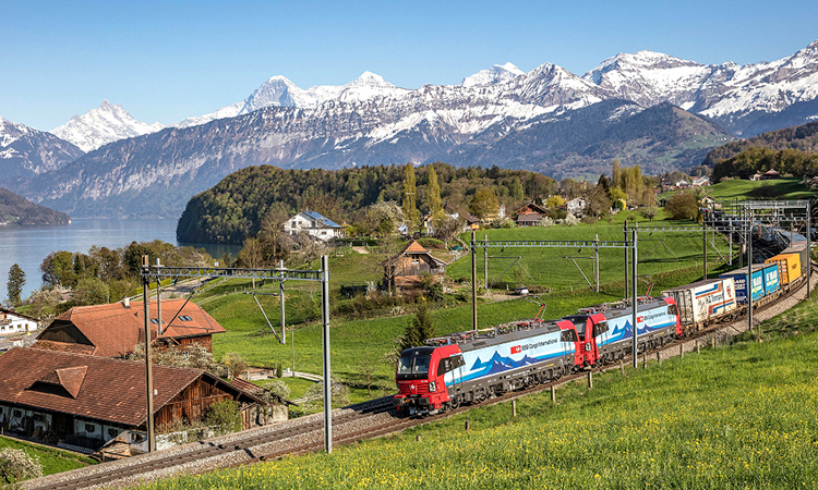 A locomotive travelling through the Alps