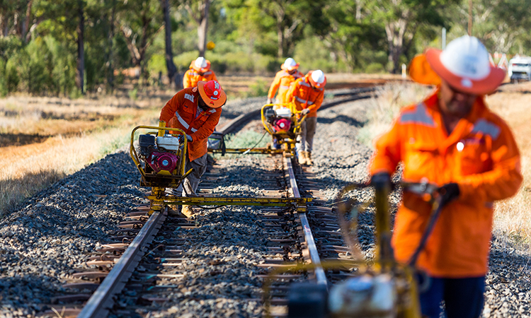 800,00 tonnes of ballast and capping and 200,000 concrete sleepers were installed during the construction of the 103km-long Parkes to Narromine segment in central New South Wales.