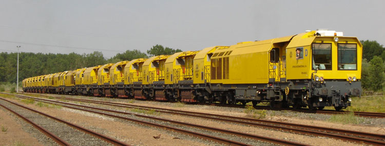 Speno’s 2 xRR 48 M synchronized grinding trains working in France
