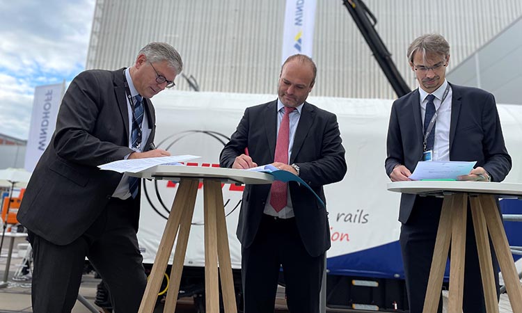 Signing at InnoTrans 2022