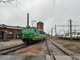 The Sr1 test locomotive on the test track