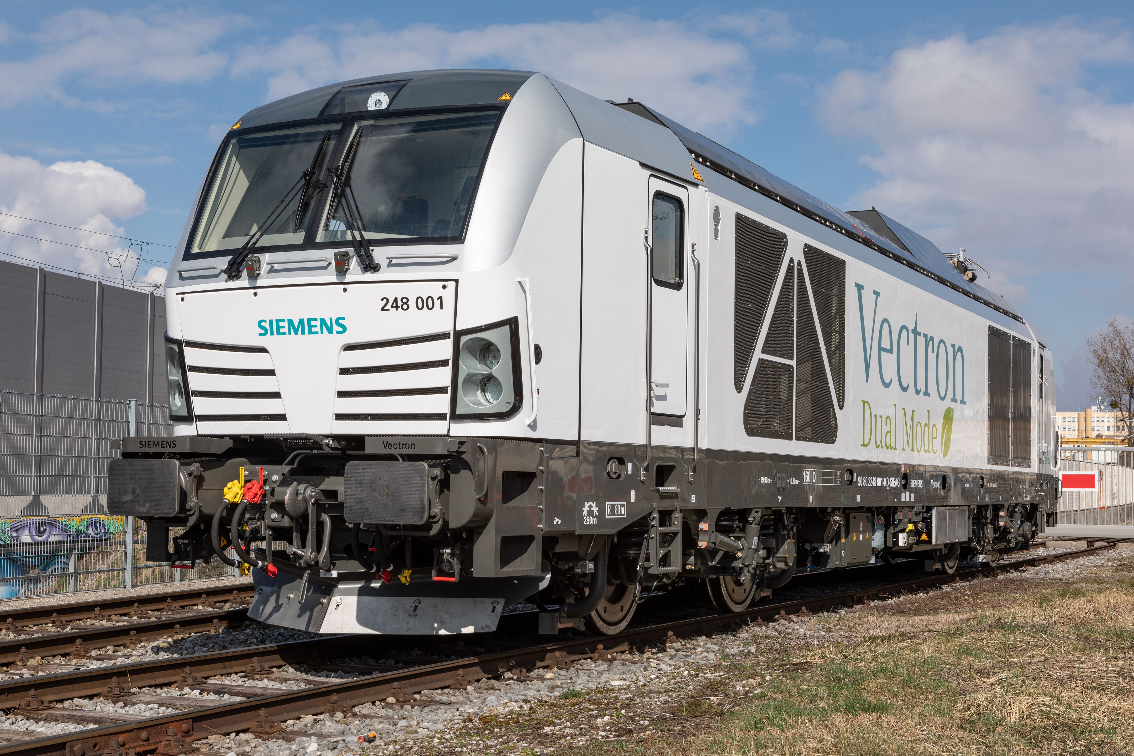 Clear tracks ahead as Siemens’ Vectron Dual Mode gains Germany and Austria cross-border approval