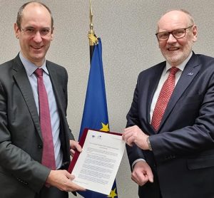 Matthieu Chabanel, Chairman and CEO of SNCF Réseau, and Josef Doppelbauer, Executive Director of the European Union Agency for Railways, holding the contract.