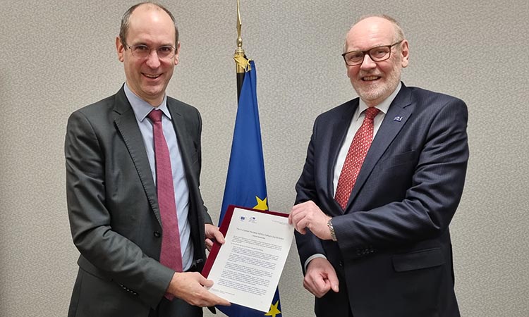 Matthieu Chabanel, Chairman and CEO of SNCF Réseau, and Josef Doppelbauer, Executive Director of the European Union Agency for Railways, holding the contract.