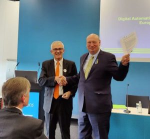 CER Executive Director Alberto Mazzola presenting the Statement to Henrik Hololei, European Commission Director General for Mobility and Transport