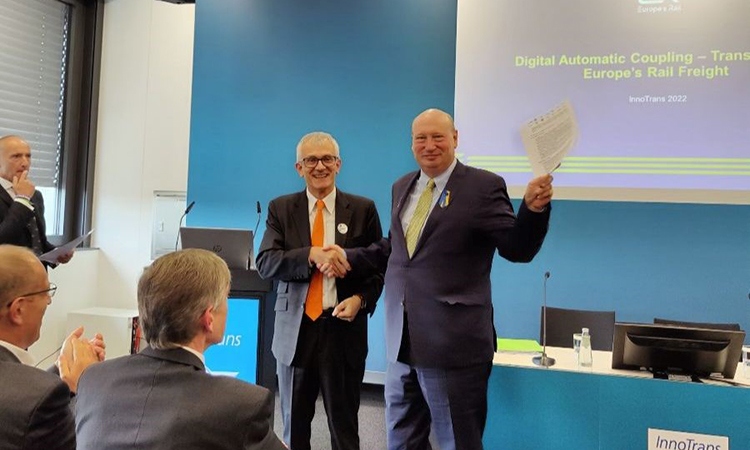 CER Executive Director Alberto Mazzola presenting the Statement to Henrik Hololei, European Commission Director General for Mobility and Transport