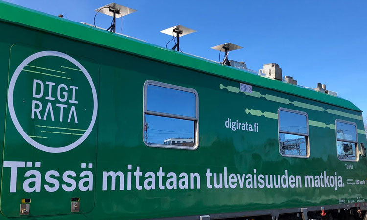 The measurement train with three roof antennas.