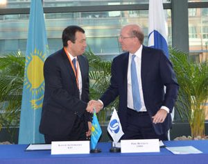 Phil Bennett (EBRD First Vice President) and Kanat Alpysbayev (KTZ Vice President of Logistics)