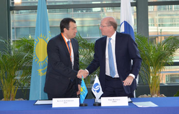 Phil Bennett (EBRD First Vice President) and Kanat Alpysbayev (KTZ Vice President of Logistics)
