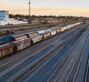 SaThe setting sun illuminates the converging rails