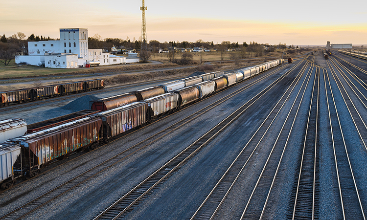 SaThe setting sun illuminates the converging rails