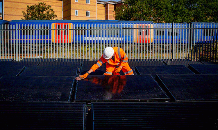 Trial of solar-powered trains has begun in a bid to develop greener network