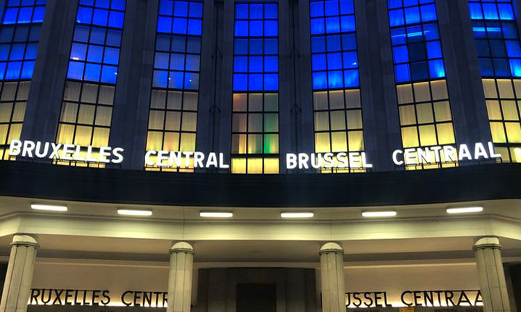 Ukrainian lights be shone on a European building to express solidarity