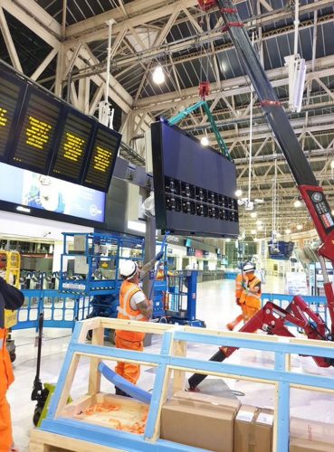 New LED passenger information screen on trial at London Waterloo station